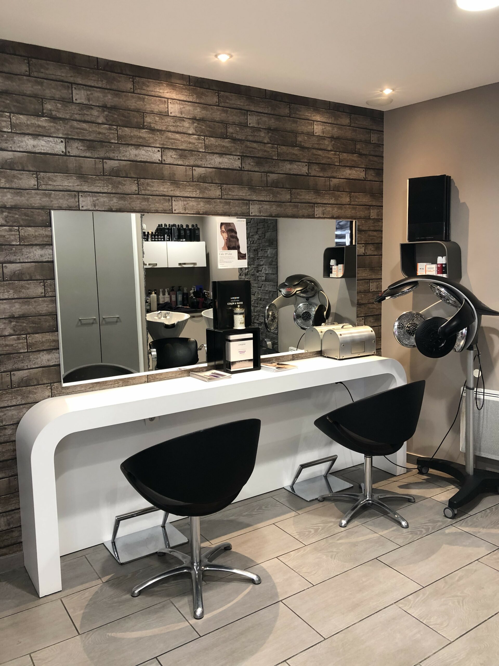 Salon de coiffure, Les Nuances De Julie située dans le 42660 à Jonzieux, vous accueil pour vous refaire une beauté, pour femme, homme et enfant. Nos experts vous conseillerons pour vous trouver le look qui vous ira le mieux.